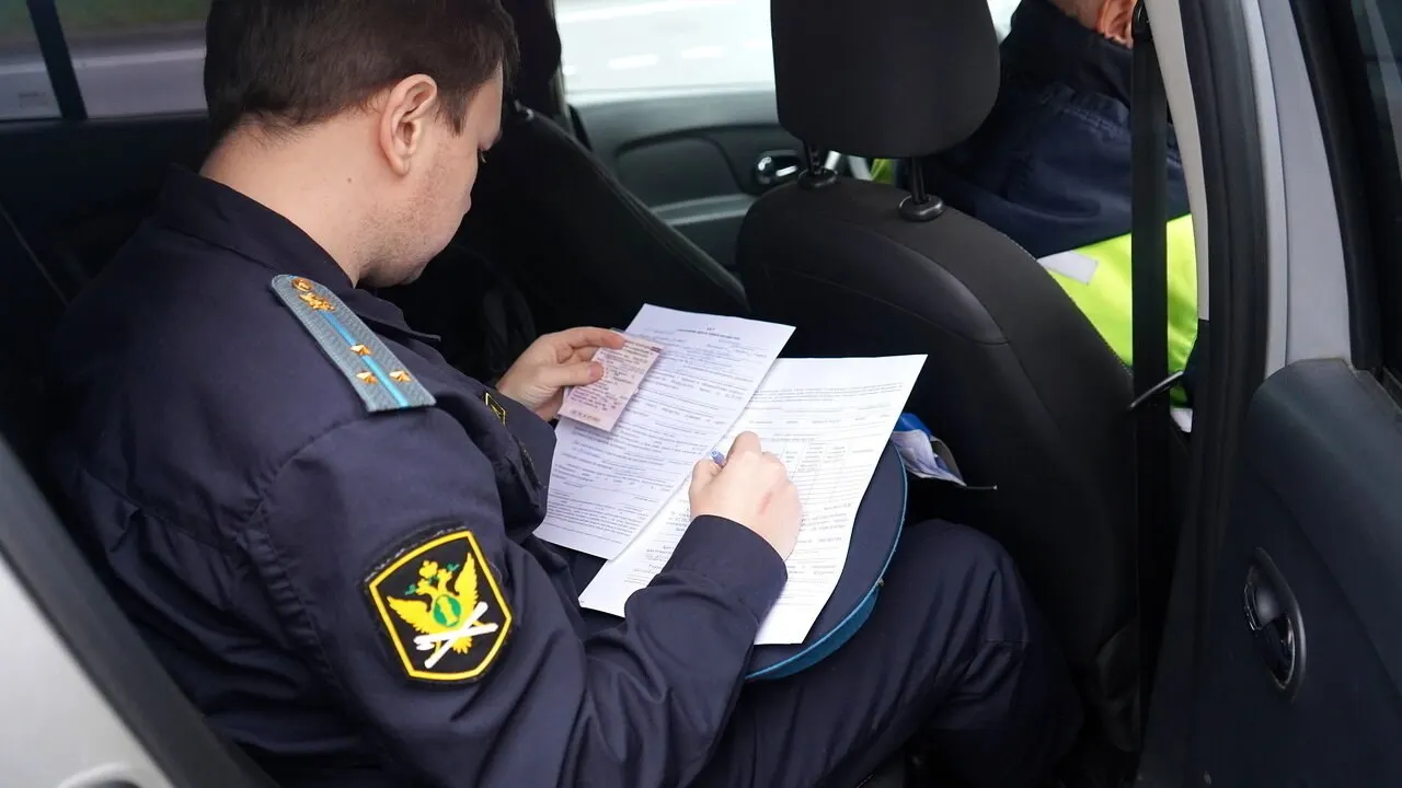 После ДТП на скользкой дороге судебные приставы взыскали 800 тысяч рублей, ограничения сняты после перечисления денег взыскателю.