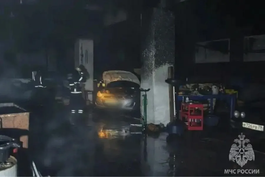 Пожар в одноэтажном автосервисе на Артиллерийской ликвидирован; пострадавших нет. Площадь возгорания — 30 кв.м, причины устанавливаются.
