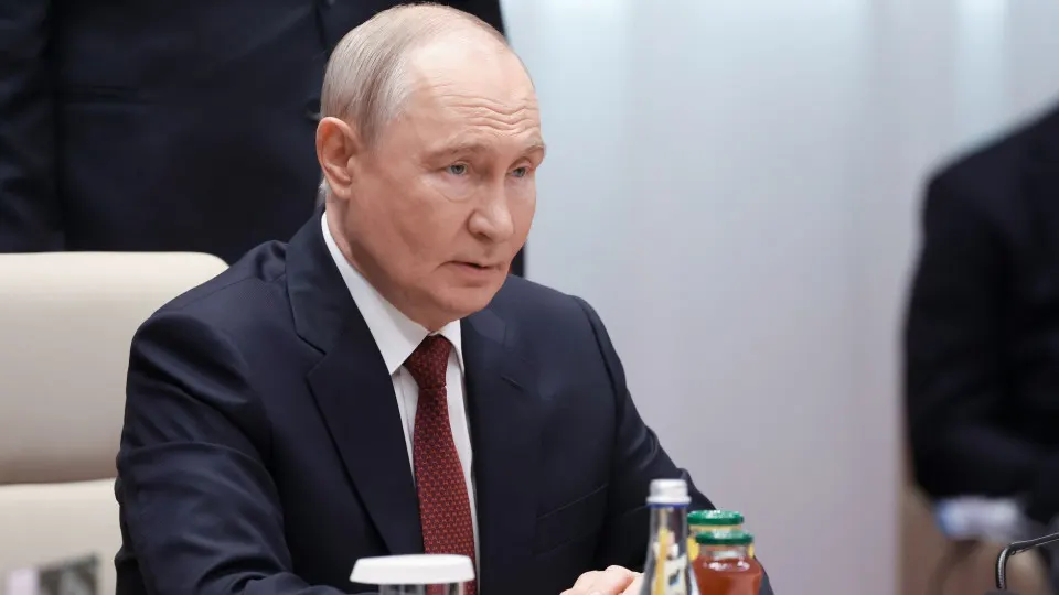Лидер России опроверг слухи о мобилизации, сообщил о восстановлении нефтеперерабатывающей отрасли и обсудил угрозы в адрес аэропортов и авиаинфраструктуры.
