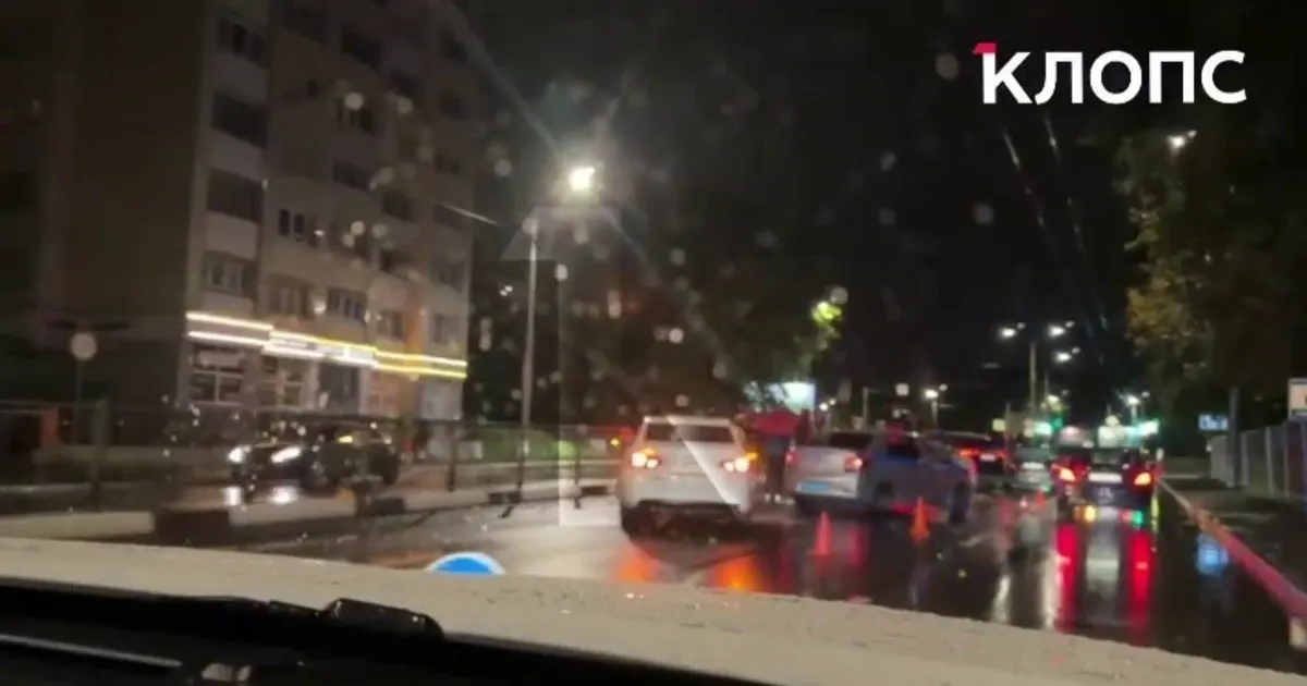 На Советском проспекте в Калининграде курьер доставки попал под транспорт; погибшие данные уточняются. Расследование продолжается.