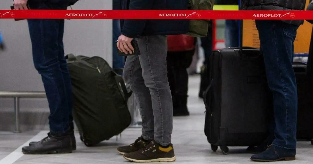 В Калининграде десятки рейсов задержаны на несколько часов; отмены пока не объявлялись.