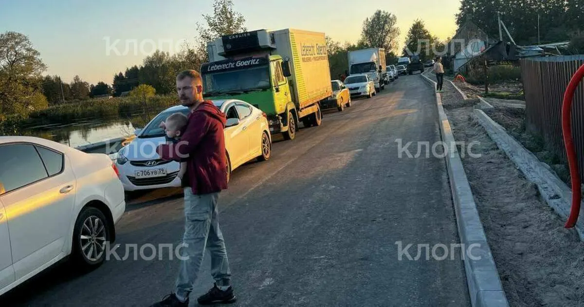 Из-за капитального ремонта дороги в Головкино водители и пассажиры оказались заблокированы на участке без предупреждений; пострадала семья с новорождённым.