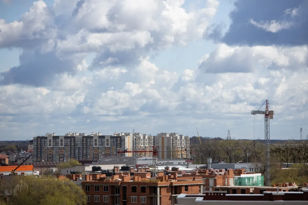 Опрос в регионе показывает готовность сотрудников менять место работы ради программы жилищной поддержки; многие соглашаются на снижение зарплаты ради участия в программе.