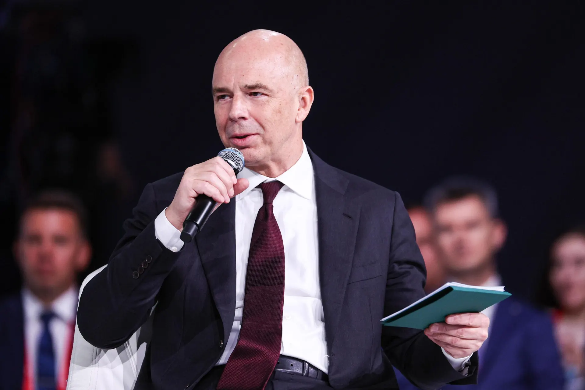 Минфин опубликовал ключевые параметры бюджета и сообщил о возможности сохранения ключевой ставки на текущем уровне до весны; эксперты дают свои оценки