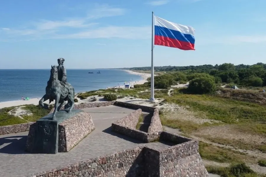 В Балтийске доставили 39‑метровый флагшток; планируется установка у памятника Императрице Елизавете Петровне и оформление цветников и муралов к празднованию региона.