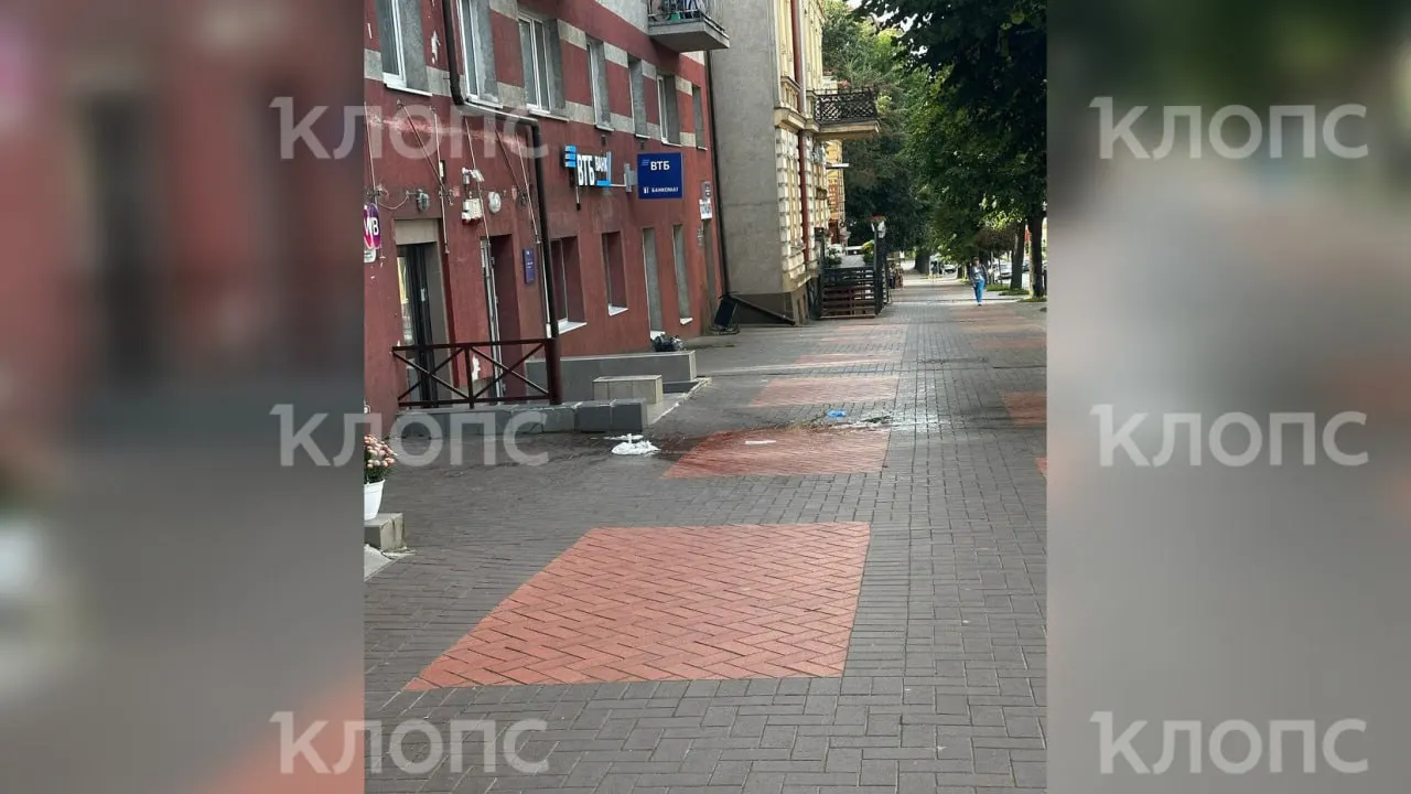 В Черняховске жители сообщают о повторяющихся случаях падения пакетов с водой с верхних этажей на прохожие, что вызывает опасность на улице; уточняются детали и проводится проверка.