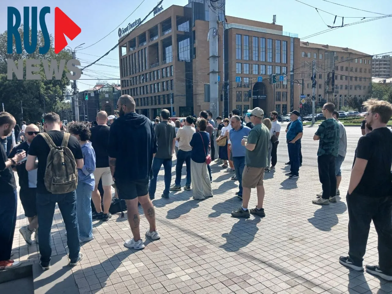 К 12:00 у посольства РФ в Ереване выстроилась крупная очередь из избирателей; рядом проходит митинг примерно сотни человек.