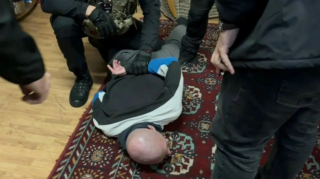 Мужчина, распространявший среди осуждённых криминальную идеологию и призывы к участию в запрещённой организации, задержан и обвиняется по делу. Ему грозит до восьми лет лишения свободы.