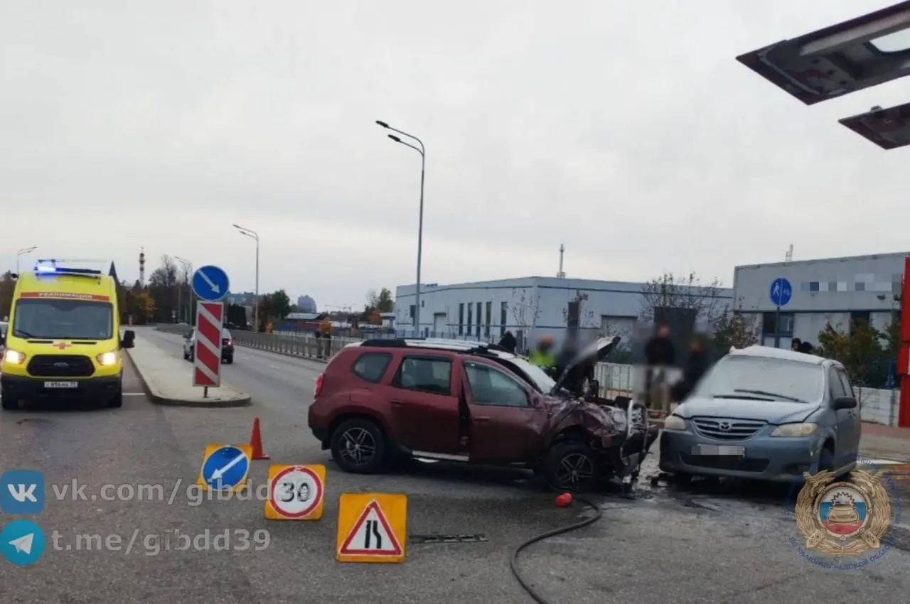 На трассе Калининград — Полесск столкнулись два автомобиля; три человека получили травмы, в том числе 10-летний ребёнок. На месте работают медики и сотрудники ГИБДД, причины аварии устанавливаются.