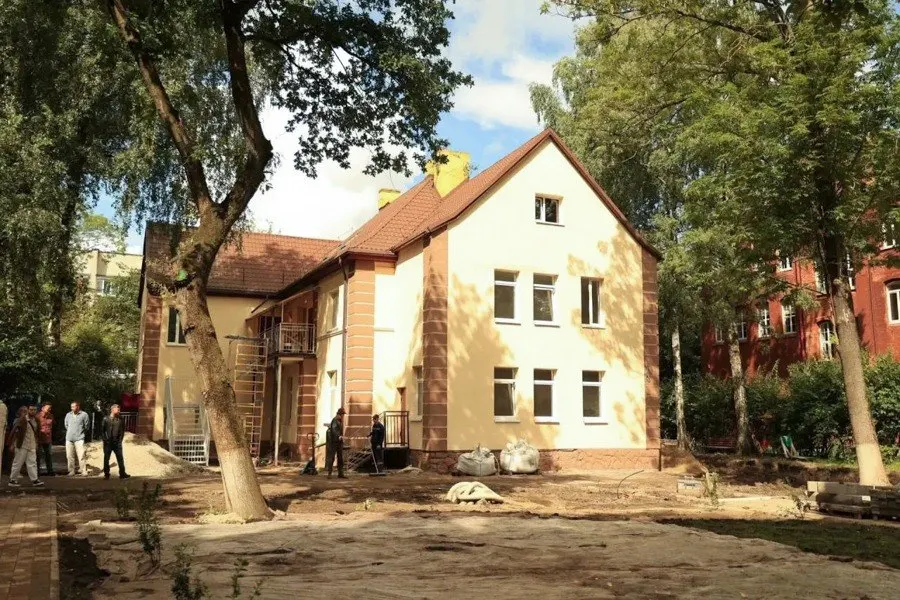 После реконструкции в здании бывшего детского сада открыли центр «Дом семьи» с пространствами для детей, занятий и мероприятий, а также с центром долголетия «Агат» и образовательными активностями.