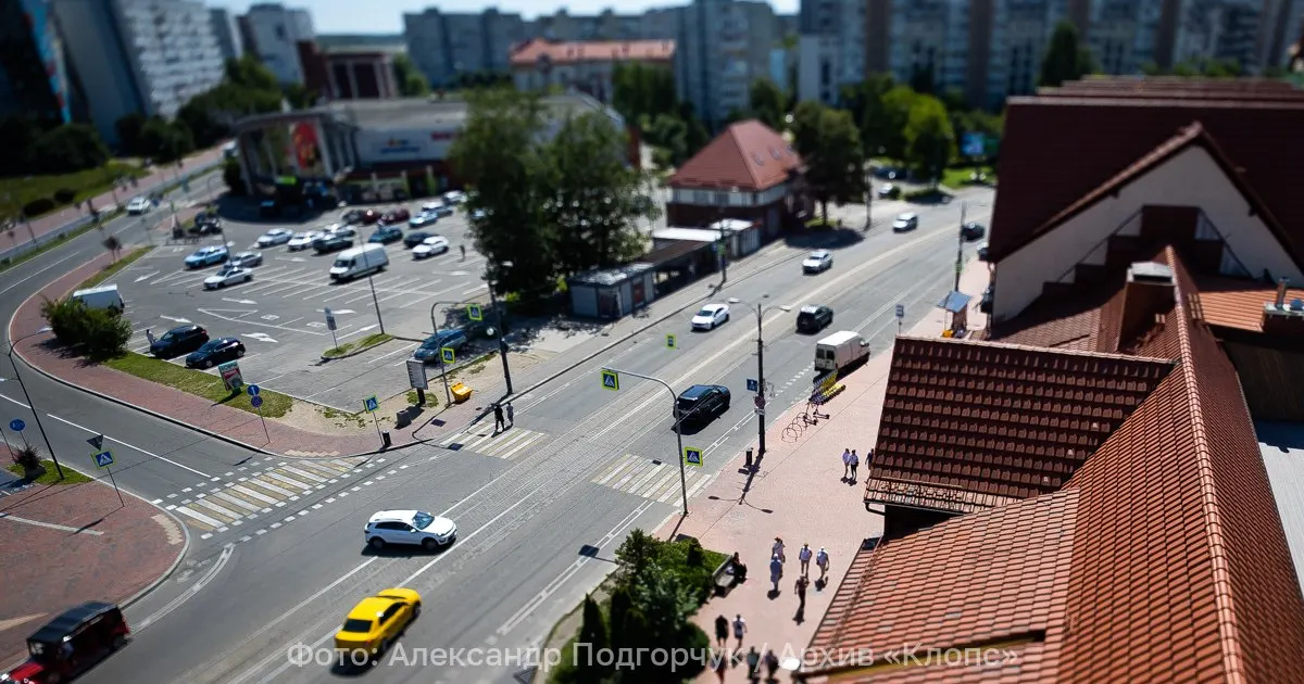 Крупная сеть розничной торговли усиливает свое присутствие в регионе: Дикси зарегистрирована в новом юридическом формате в специальном административном районе на острове Октябрьском; владелец остаётся АО «Тандер». Сделка оценивается в 97 млрд рублей.