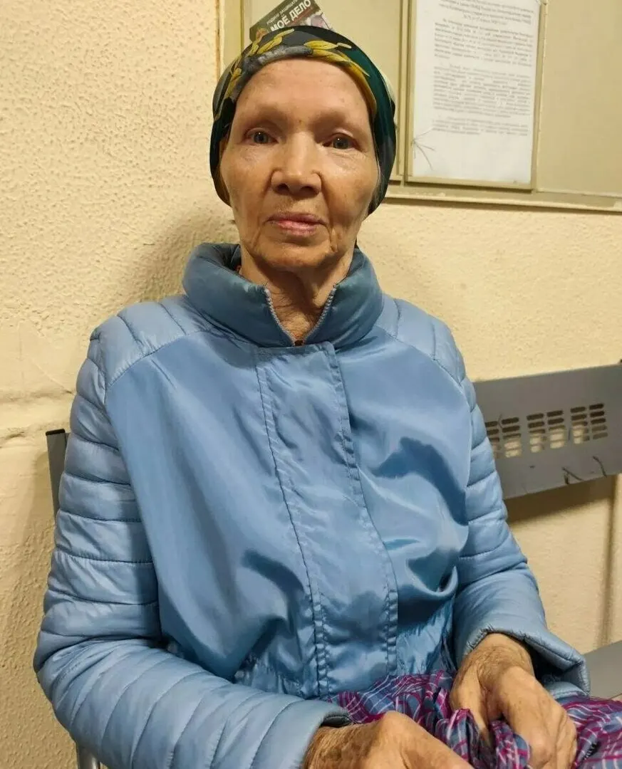Пенсионерка ушла из дома в Ленинградском районе 20 октября; её местонахождение неизвестно. Сын сообщил в полицию и к поисковикам.