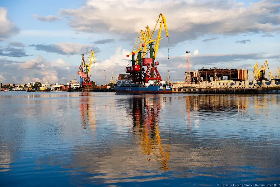 Морской грузооборот региона за восемь месяцев 2026 года вырос на 17% и достиг около 2,7 млн тонн; при этом через железнодорожные пункты пропуска прошло 2,3 млн тонн — на 18% меньше, а автомобильный транспорт перевёз 630 тыс. тонн, снизившись на 7%.