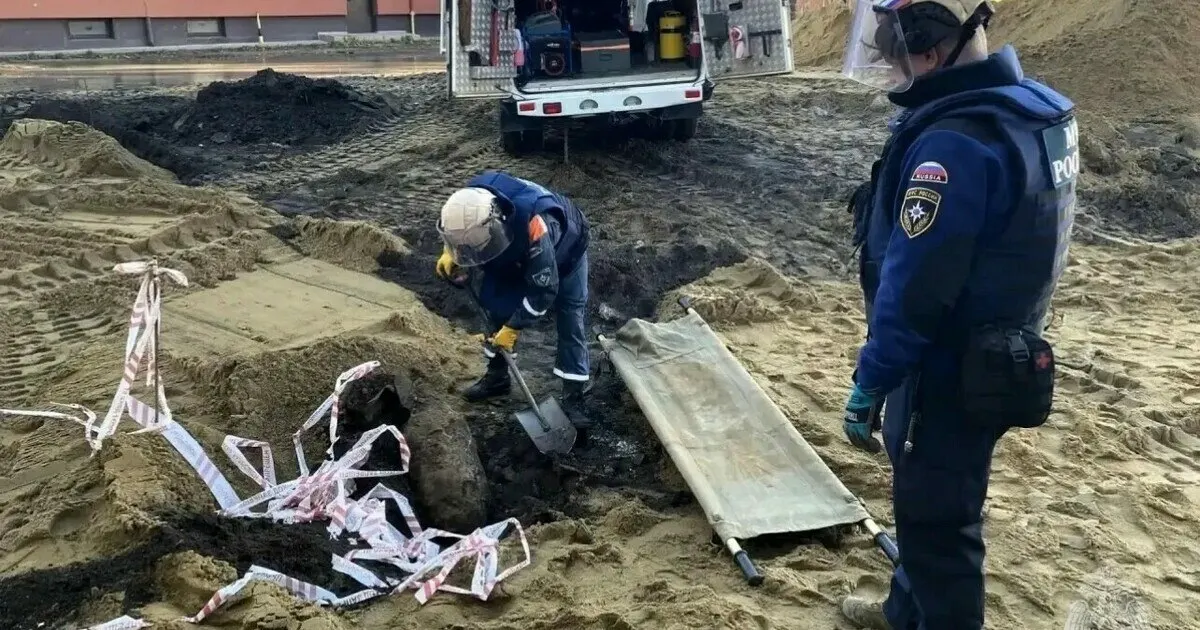 Пиротехники Балтийска обезвредили 100-килограммовую авиабомбу времён Второй мировой войны во время работ по благоустройству двора на улице Головко.