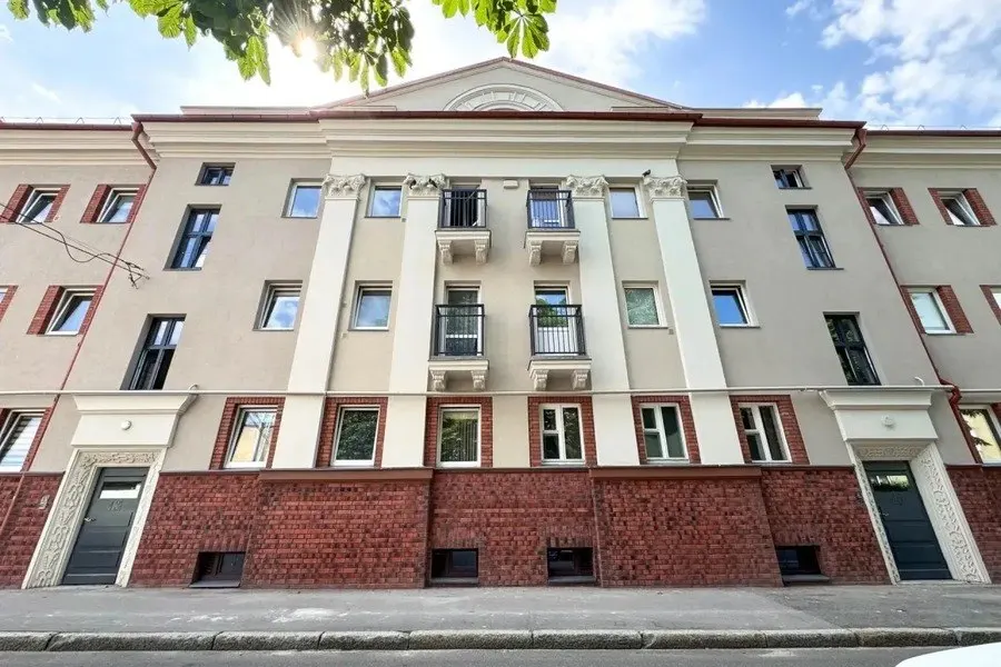 Исторический дом 1929 года на перекрёстке Брамса и Димитрова в Калининграде прошёл капитальный ремонт: восстановлена кирпичная отделка, удалены устаревшие коммуникации и сохранён стиль эпохи.