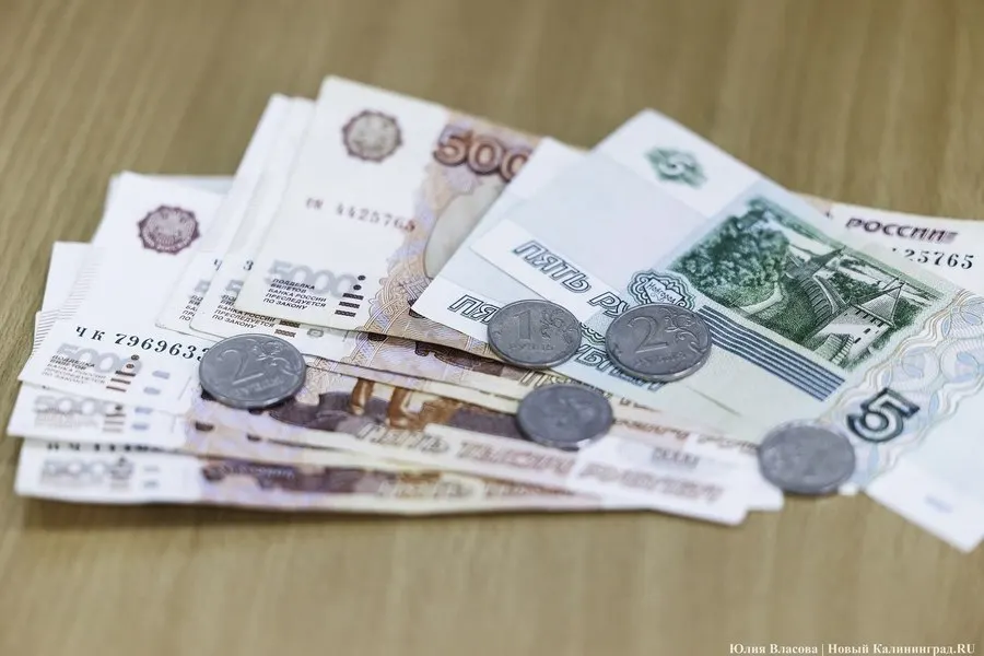 По данным регионального закона о рынке труда, в 2027 году средняя начисленная зарплата в Калининградской области составит 93 576 рублей — примерно на 22% ниже средней по России.