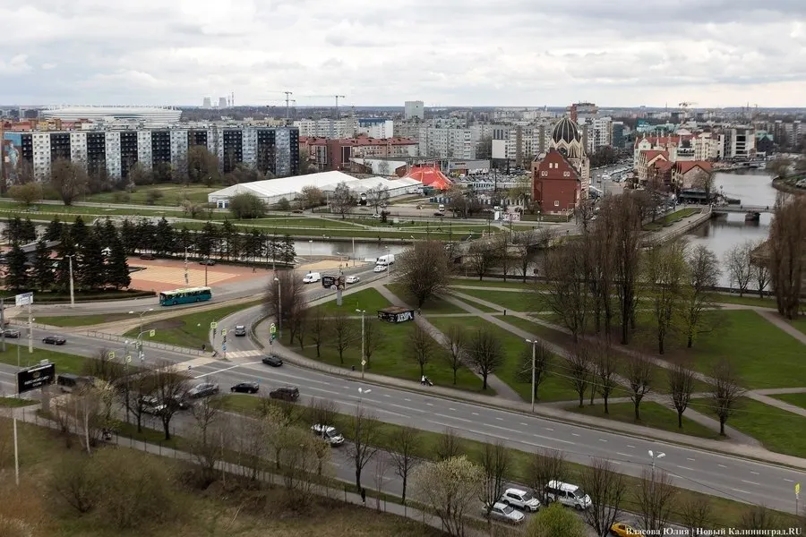 Архитектор считает, что для формирования уникального образа города необходимы общественные и архитектурные объекты, а не зоны пустоты; обсуждение центра продолжается.