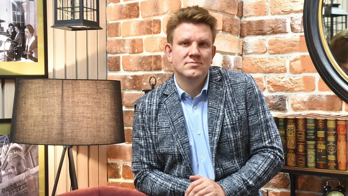 Гендиректора издательства «Эксмо» Евгения Капьева задержали, у топ-менеджеров проходят обыски. Возбуждено уголовное дело об организации деятельности экстремистской организации — следствие утверждает, что издатели распространяли ЛГБТ-литературу среди несовершеннолетних.