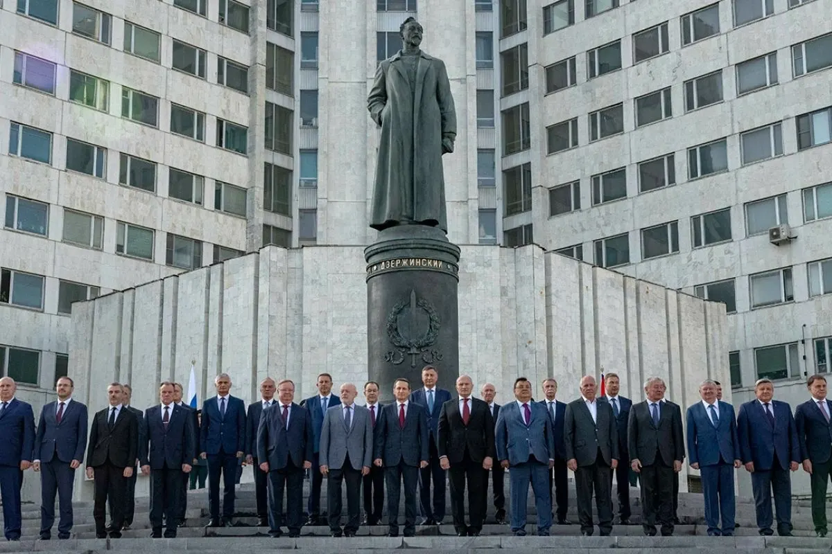 После официальной публикации указа учебное заведение, готовящее кадры для органов госбезопасности, снова получило имя Феликса Дзержинского — это объясняется «выдающимся вкладом» революционера в обеспечение государственной безопасности.