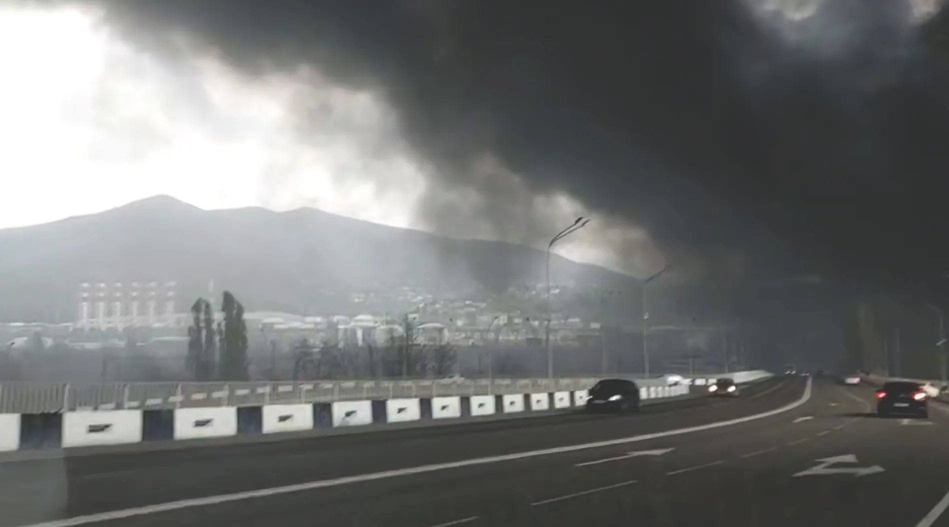 Около 300 человек в течение пяти дней занимались ликвидацией пожара на морском терминале в Туапсе после ударов дронов, власти также контролируют состояние воздуха и морской акватории.