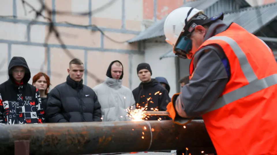 Аналитики фиксируют уменьшение числа «свободных» работников: демографический спад и высокий спрос со стороны оборонных предприятий усугубили дефицит кадров.