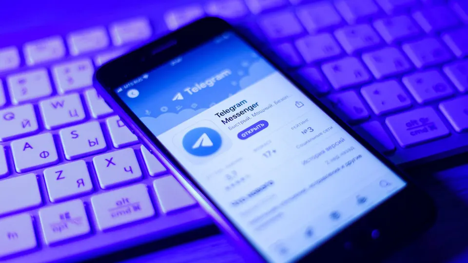 До 70% российских компаний по-прежнему используют Telegram, WhatsApp и другие зарубежные мессенджеры в работе, однако интерес к отечественным корпоративным решениям резко вырос после введения ограничений на Telegram.
