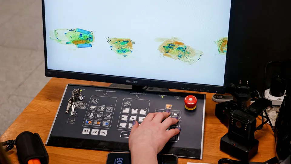 В крупных школах по всей России помимо металлодетекторов начали использовать интроскопы — рентген-установки для досмотра сумок и рюкзаков учащихся на предмет оружия, взрывчатки, наркотиков и электронных сигарет. Мера вводится на фоне участившихся нападений в учебных заведениях.