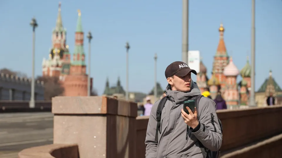 Мобильные операторы включают услугу «Защита интернета» без явного согласия абонентов. В результате блокируются не только мошеннические ресурсы, но и облачные хранилища, корпоративные шлюзы и игровые серверы; это вызывает правовые и технические риски для сетевой нейтральности.