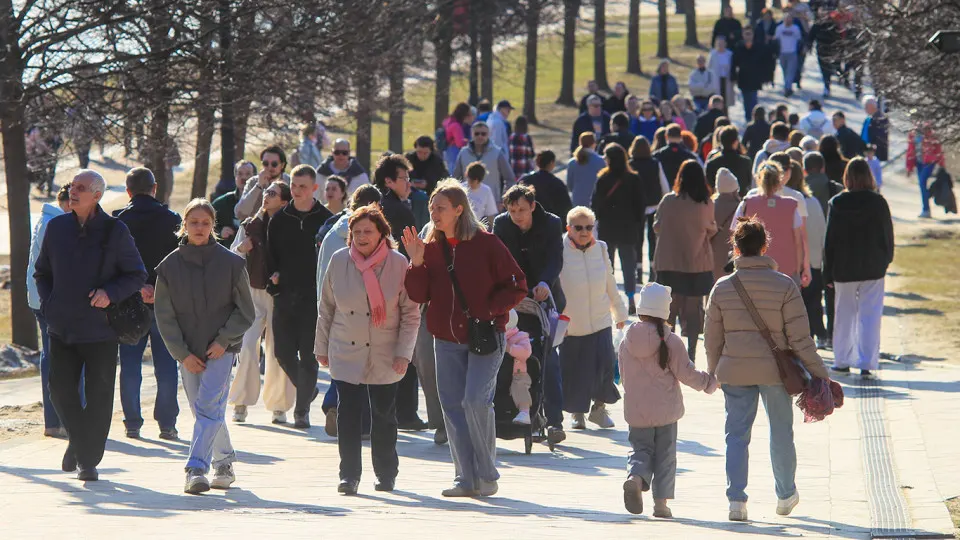 Исследование показало, что значительная часть россиян убеждена в существовании «тайного правительства», искусственном происхождении коронавируса и других теориях заговора. Эксперты объясняют, почему такие идеи становятся массовыми и какую роль в этом играют медиа.