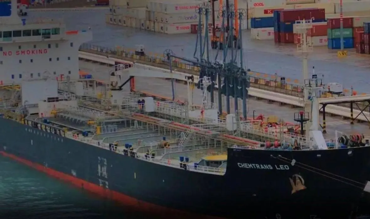 Два морских беспилотника-камикадзе поразили танкер MARQUISE примерно в 210 км к юго‑востоку от Туапсе. Судно дрейфовало без сигнала AIS; удар пришёлся в кормовую часть.