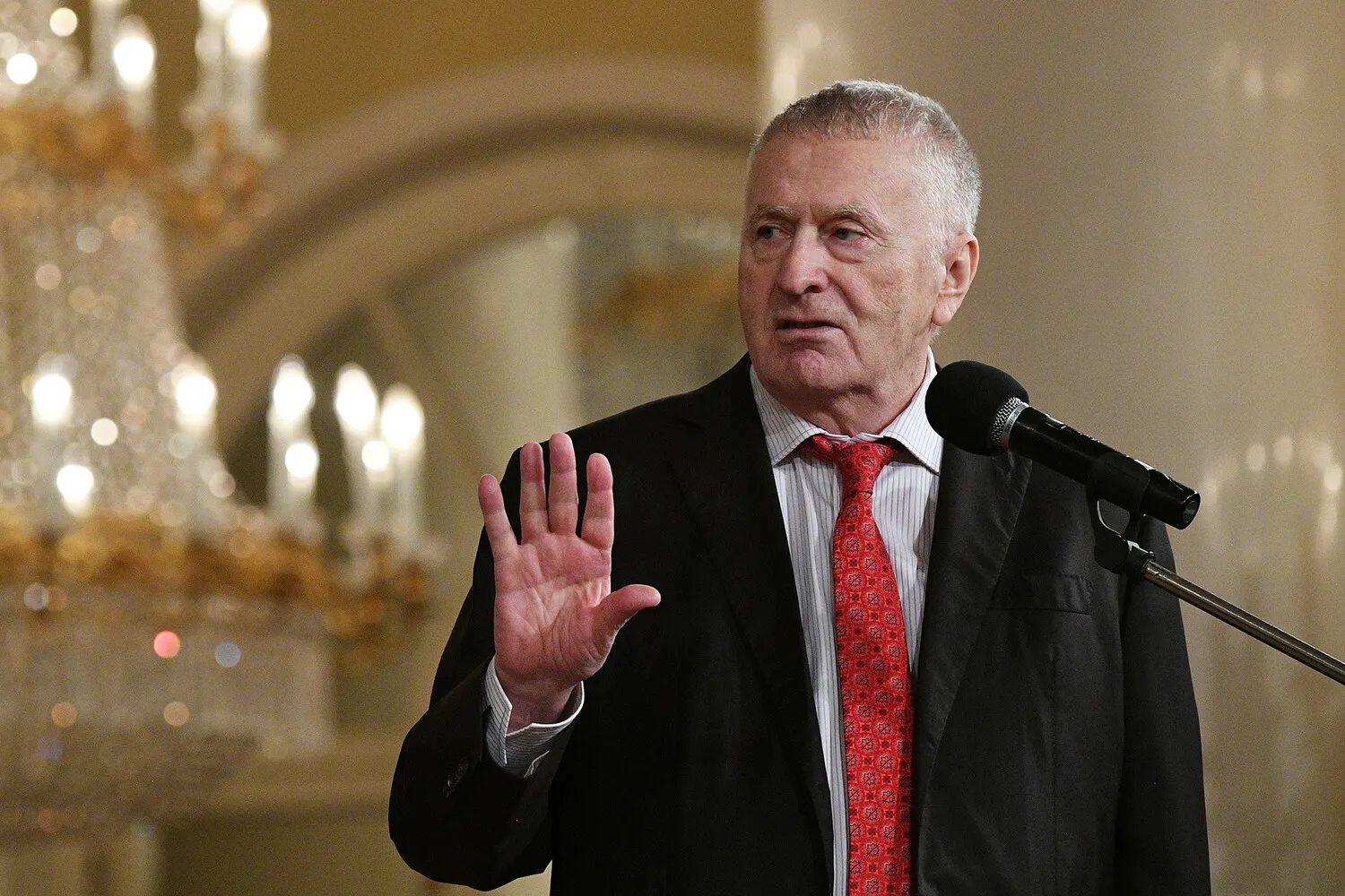 Городской совет единогласно поддержал присвоение имени Владимира Жириновского одной из улиц Уфы. Повторное онлайн‑голосование вызвало протесты из‑за резкого прироста голосов в последний день и претензий к его легитимности.