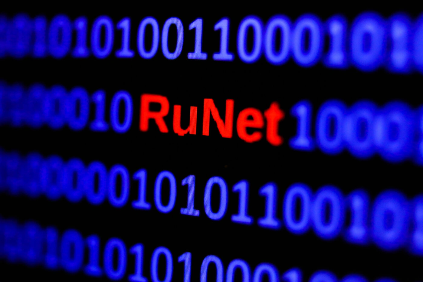 В 74 российских регионах во время отключений мобильного интернета пользователям оставляют доступ только к избранным сайтам из «белых списков». Эксперты фиксируют нестабильную работу таких списков и указывают, что в них до сих пор не включены мессенджеры и ряд критически важных сервисов, тогда как маркетплейсы и онлайн-кинотеатры работают без ограничений.