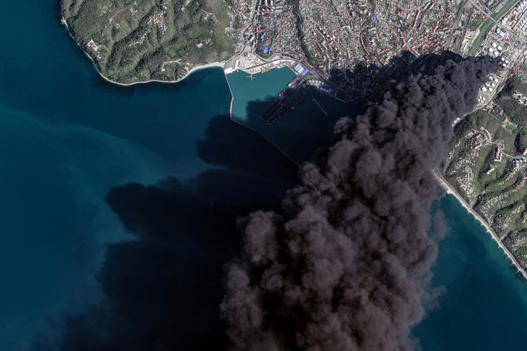 Несмотря на пожары на нефтеналивном терминале и загрязнение побережья, госструктуры объявили и заключили новые контракты на отдых детей в лагерях вблизи Туапсе и не стали отменять ранее подписанные соглашения.