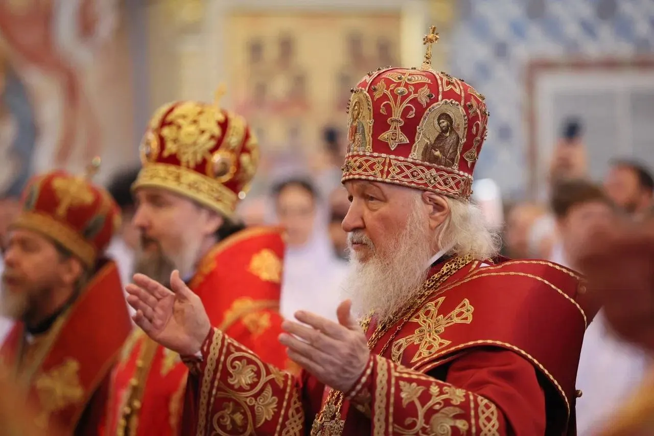 Патриарх не участвовал в закладке крупного храма в Юбилейном микрорайоне Краснодара. Губернатор сообщил, что в этот день он посетил казачий кадетский корпус и освятил храм в станице Динской. Местные жители протестуют против строительства, активистов проверяла полиция.