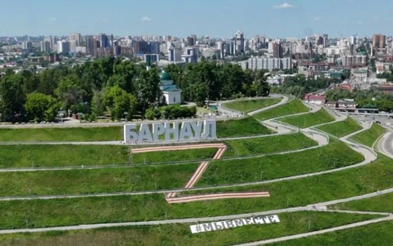 Муниципальное учреждение Барнаула разместило на сайте госзакупок тендер на демонтаж и замену баннеров с символикой «Z» в Нагорном парке; начальная цена — 1,96 млн руб. Городской бюджет на 2026 год принят с дефицитом более 1,3 млрд руб.