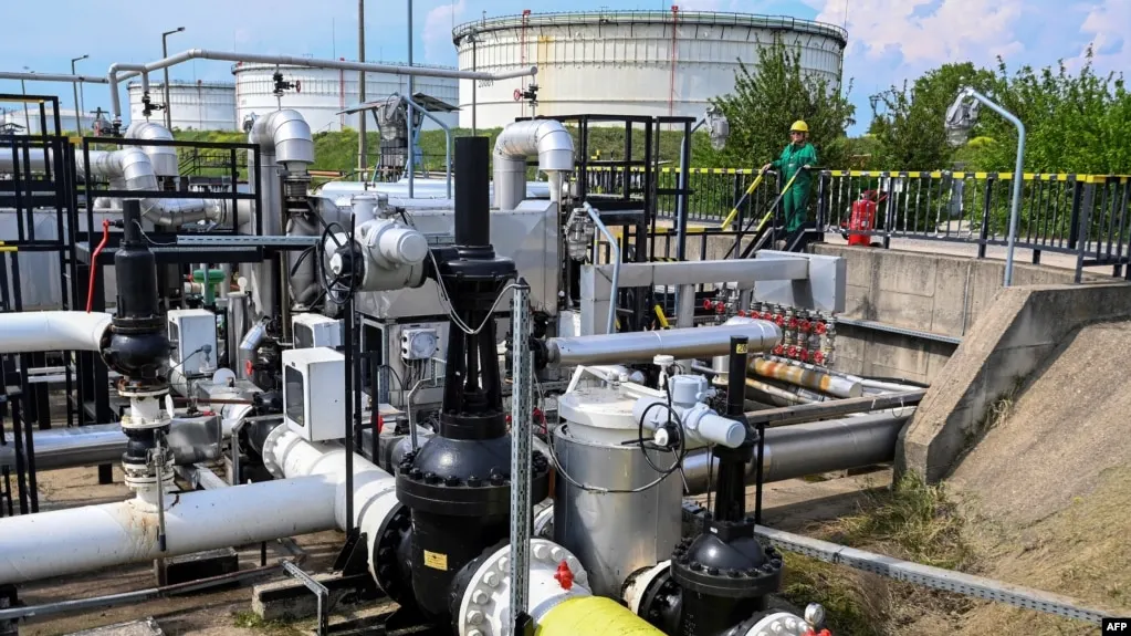 Евросоюз согласовал предоставление Украине кредита на 90 млрд евро и подготовил 20-й пакет санкций против России, не включив в него запрет на морские перевозки российской нефти. На этом фоне возобновляются поставки нефти по трубопроводу «Дружба» в Венгрию и Словакию.