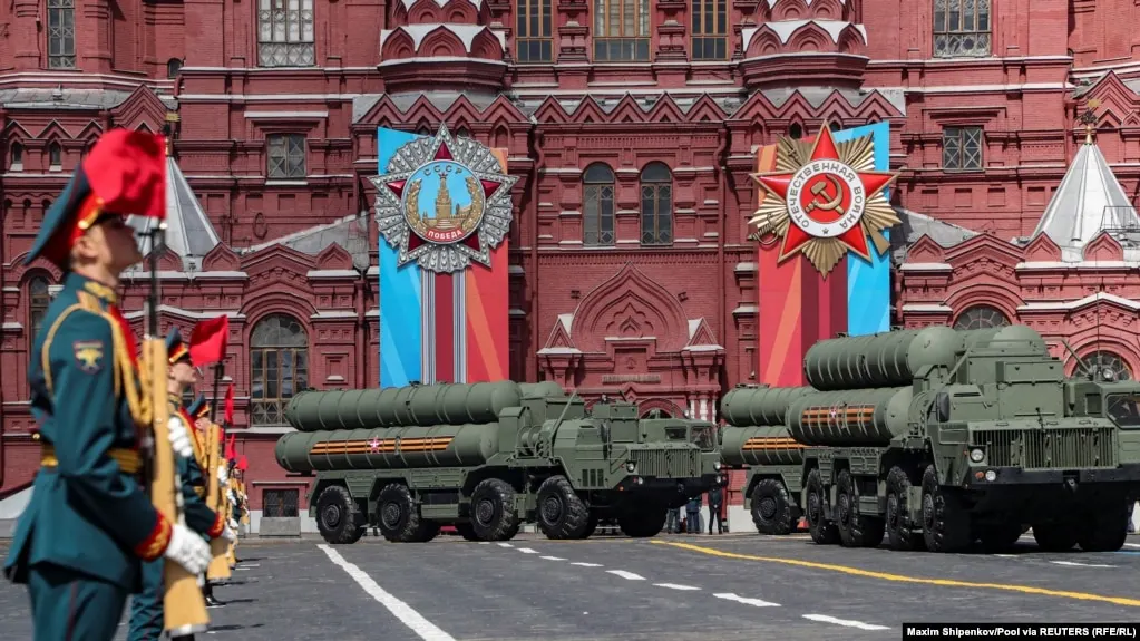 Минобороны объявило, что в этом году колонна боевой техники и воспитанники суворовских и нахимовских училищ не будут участвовать в параде 9 мая; мероприятие пройдёт пешей частью и авиационной программой.