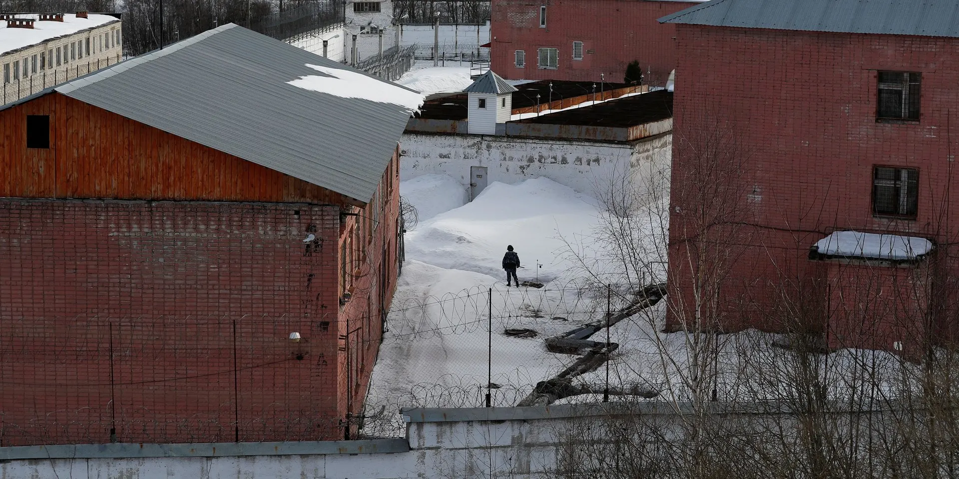 По данным ФСИН, в 2025 году в следственных изоляторах находилось около 81 тыс. человек — минимум за всю историю наблюдений. Эксперты связывают резкое сокращение с уходом обвиняемых на фронт и приостановкой дел.