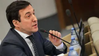 Первый зампред комитета Госдумы по контролю Дмитрий Гусев предложил сохранить доступ к мобильному интернету при ограничениях для «проверенных» пользователей с подтвержденными аккаунтами на «Госуслугах», создать реестр доверенных хостинг-провайдеров и ввести перечень разрешенных VPN-протоколов.