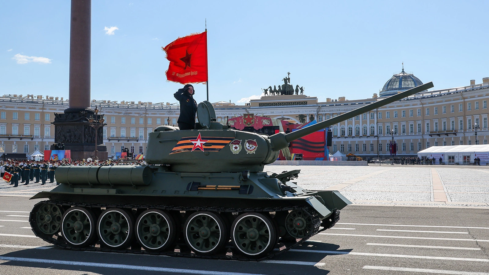 На Дворцовой площади установят одну трибуну на ~300 мест; на ней разместят ветеранов СВО, ветеранов Великой Отечественной войны не ожидают. Военной техники и восстановленного танка Т‑34 на параде не будет; примут участие курсанты военных вузов, но не нахимовцы, не суворовцы и не кадеты.