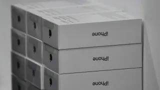 Крупные продавцы электроники накопили избыточные запасы смартфонов Apple и Samsung. На фоне падения покупательной способности и снижения интереса к дорогим гаджетам им приходится резко снижать цены и распродавать технику со скидками.