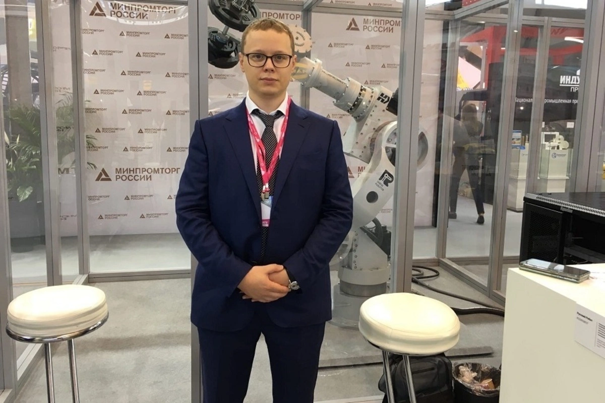 Дмитрий Гартунг заявил, что вывел компанию в ОАЭ из‑за минимальной бюрократии, цифровой зрелости и господдержки робототехники. Семья Гартунгов связана с крупным челябинским заводом, который развивает производство роботов и, по сведениям, оборонной продукции. Отец — депутат, поддерживавший расширение полномочий силовиков и ограничения интернета.