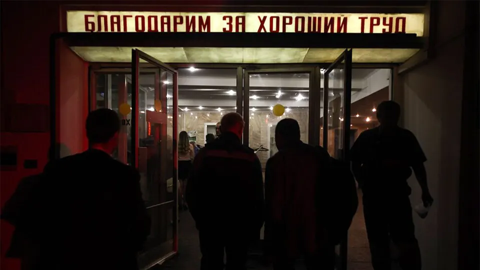 К началу апреля свыше 105 тысяч сотрудников бюджетной сферы по всей стране оказались в списках на сокращение. Больше всего увольнений ожидается в Москве и нескольких регионах, что связывают с растущим дефицитом федерального и региональных бюджетов, а также с цифровизацией и повышением требований к производительности труда.