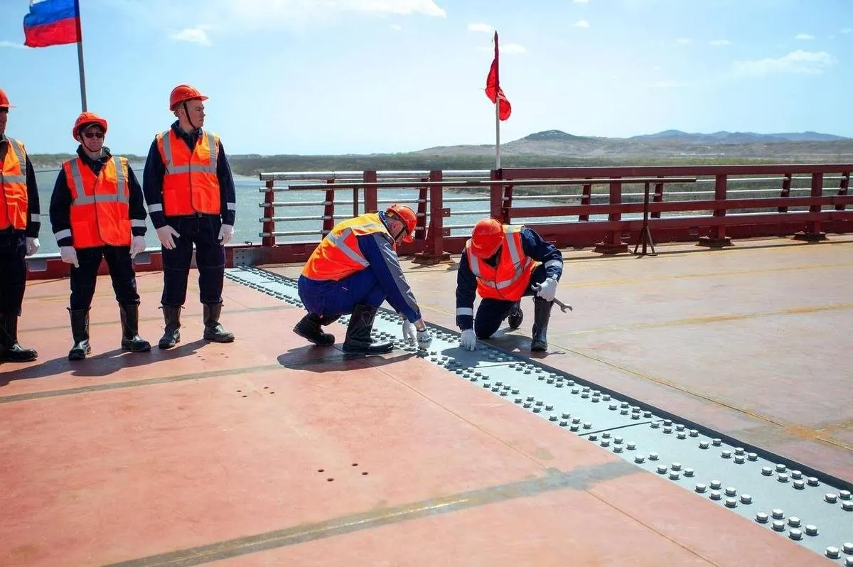 К 2026 году на границе России и КНДР заработает первый автомобильный мост через реку Туманная: он должен усилить торговлю, упростить логистику и развивать приграничные территории.