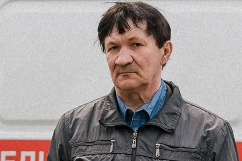 64‑летний активист умер после ухудшения состояния в СИЗО; родственникам сообщили о смерти с задержкой. Семья и правозащитники отмечали хронические жалобы и проблемы с медицинской помощью в местах лишения свободы.