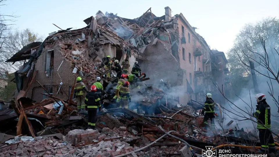 В ночь на 25 апреля по украинским регионам нанесен комбинированный удар дронами и ракетами, есть погибшие и раненые; в ответ беспилотники атаковали объекты в Екатеринбурге и Челябинской области.