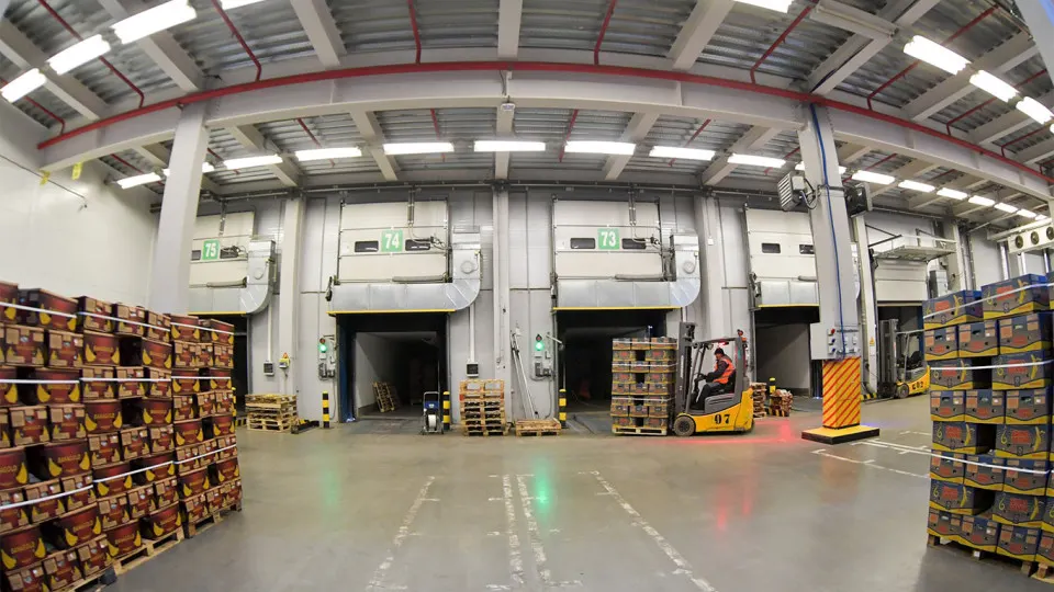 Спрос на складские площади в столице резко упал на фоне экономии бизнеса и масштабного ввода новой недвижимости; избыток площадей толкает ставки вниз и увеличивает субаренду.