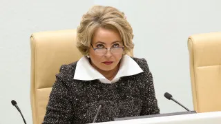 Спикер Совета Федерации Валентина Матвиенко назвала «обезлюживание территорий» стратегической угрозой и предложила рецепт спасения демографии: разъезжаться из мегаполисов в просторные дома по стране, заводить большие семьи и высаживать цветы во дворах, на фоне рекордного падения рождаемости и естественной убыли населения.