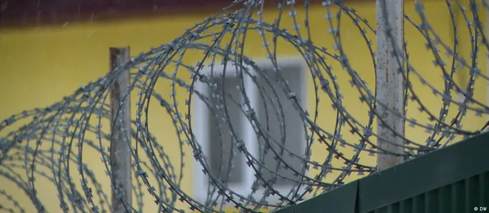 С начала 2026 года правозащитники фиксируют несколько гибелей людей, осуждённых по политически мотивированным статьям. Во многих историях официальные версии, в том числе о суицидах, остаются спорными и требуют независимой проверки.