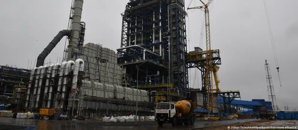 Закрытие Ормузского пролива, удары по российским НПЗ и перебои в работе «Дружбы» одновременно подняли мировые цены и усложнили экспорт и транзит для белорусской нефтянки. Эксперты объясняют, почему выгода для страны неочевидна.